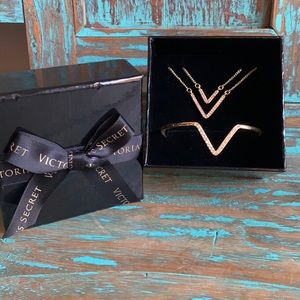 New Victoria’s Secret V Goldtone & Rhinestones Necklace & Bracelet Set Box